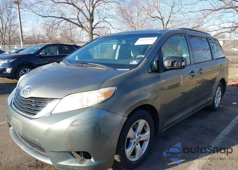 2011 Toyota Sienna Le V6 z USA, uszkodzony, nr VIN 5TDKK3DC4BS149701
